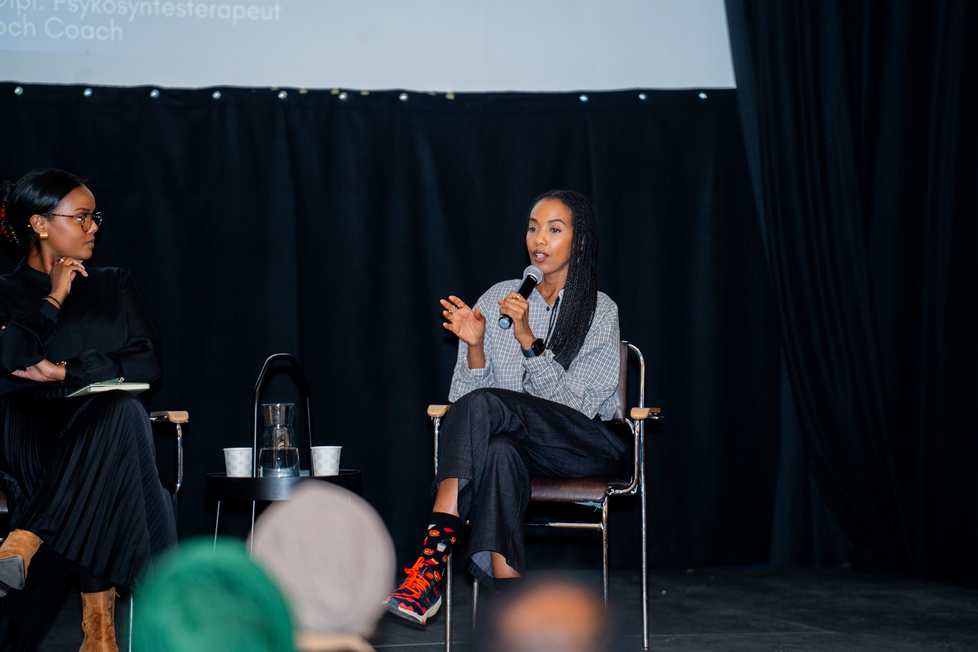 Adna Osman föreläser på scen